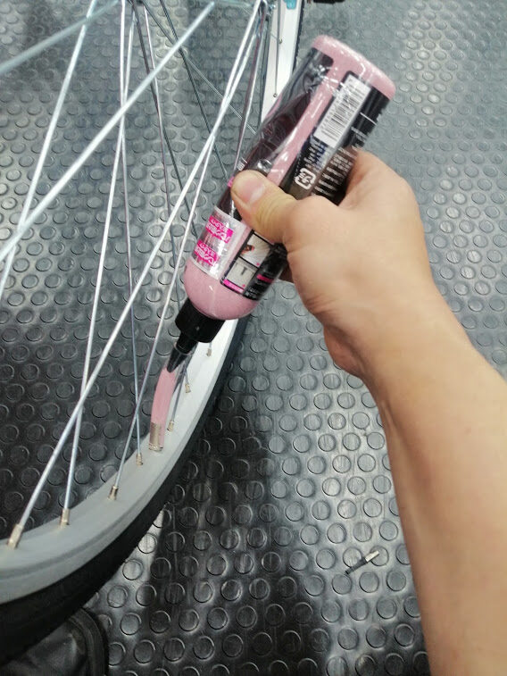 自転車 パンク 修理 剤 使い方
