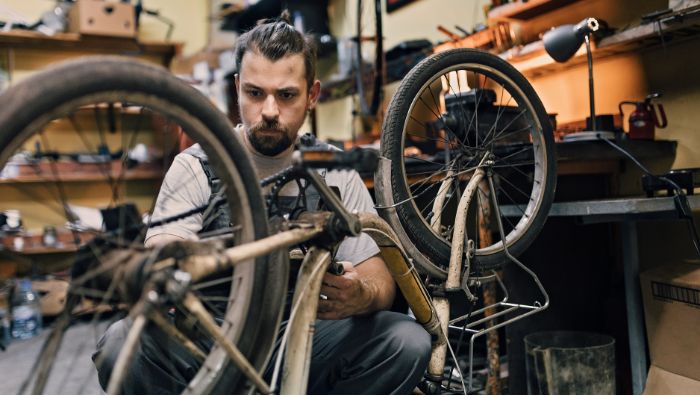 自転車を修理する人